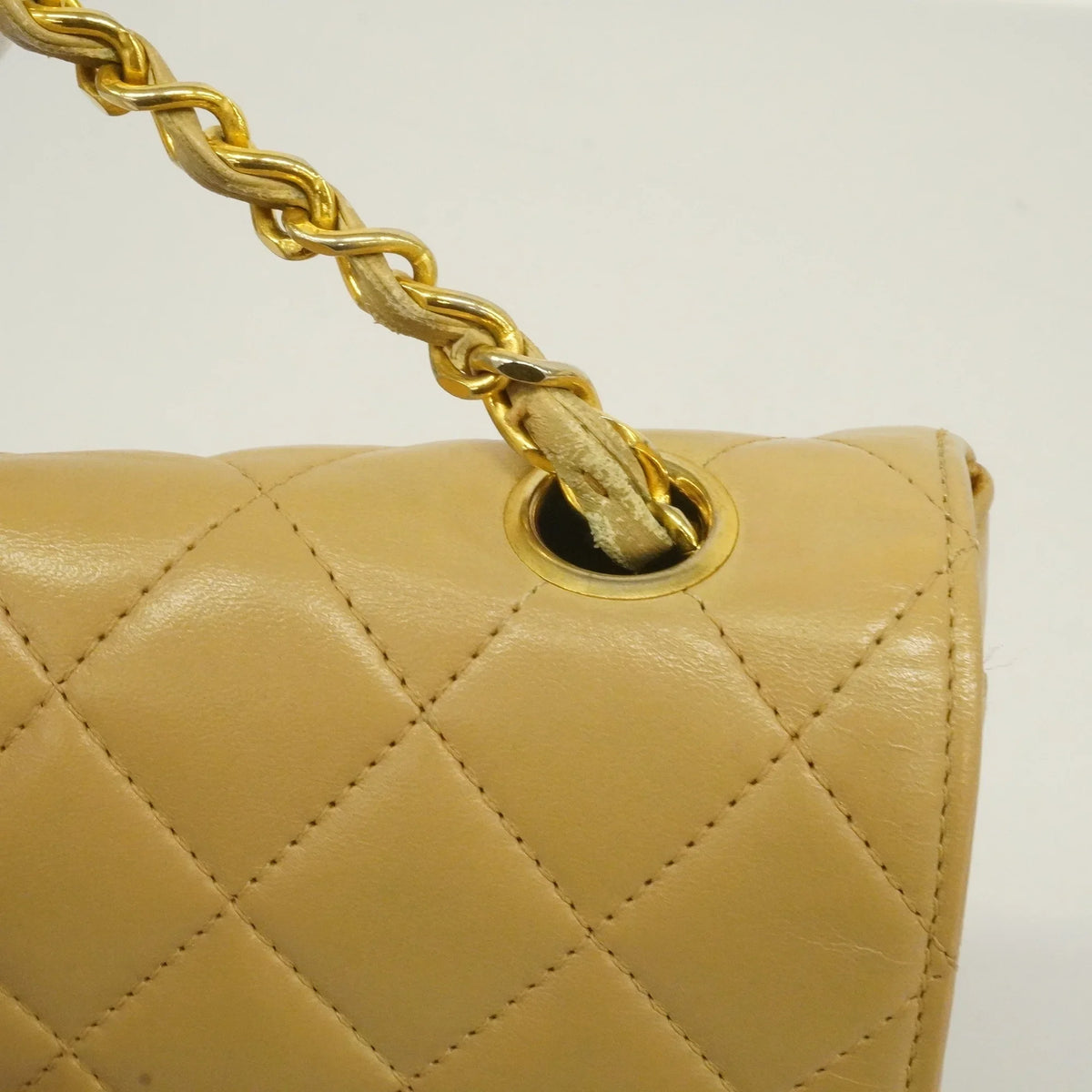 Used Beige Shoulder Single Authenticated Women's Bag Matelasse Leather Auth Chain
